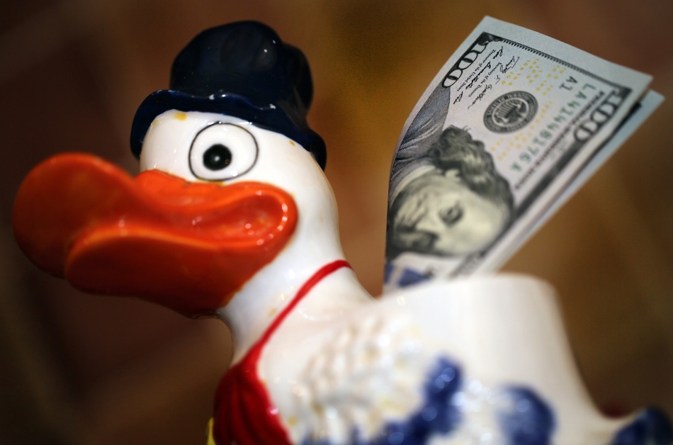 Доллар теряет позиции на фоне ожиданий по рынку труда и балансу США